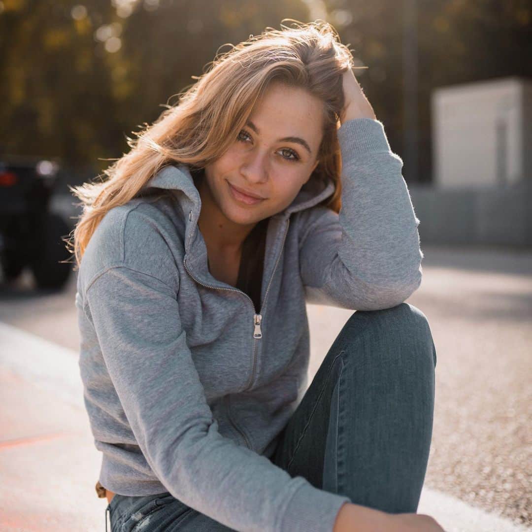 のインスタグラム：「Everything happens for a reason but you need to try and make the best out of it 🤞🏽🙏🏽😇 What’s your life motto? || 📸 x @janbeyer || #sophia #sophia99 #racegirl #changeagent #racing #blonde #motorsport #formula #happy #smile #thankful #reason #motto #life」