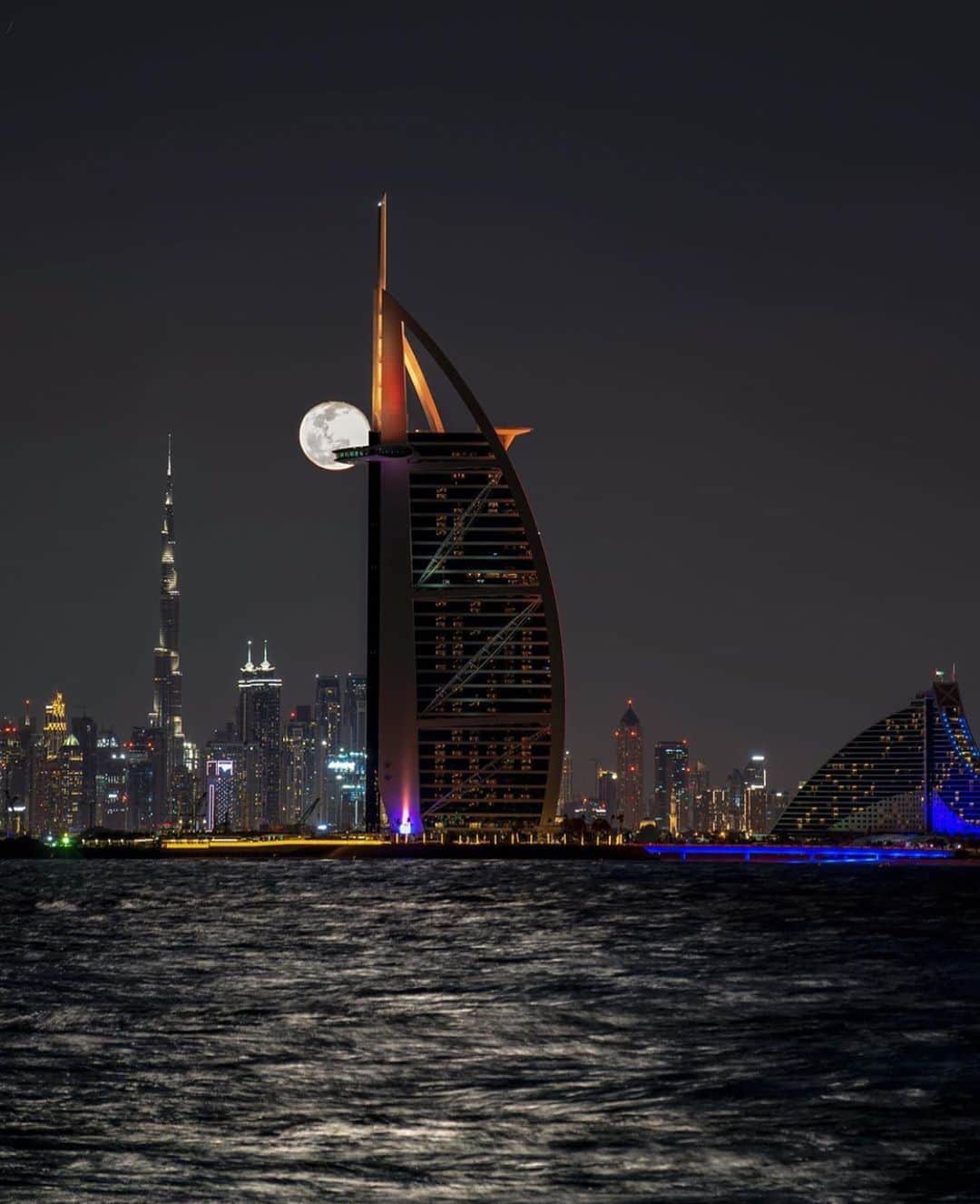 ドバイのインスタグラム：「First Full Moon of 2020 #Dubai 📷:@dubai.uae.dxb」