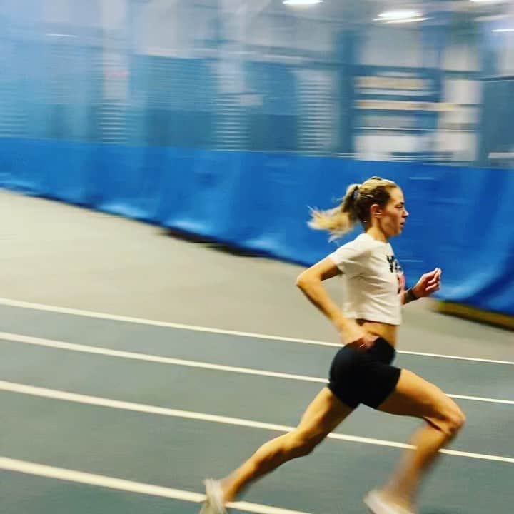 メリッサ・ビショップのインスタグラム：「#fbf pre race strides . Last weekend I raced my first 600m in 6 years, my first indoor race in 3 years, and my 1st indoor race of my 2020 season. . It was no PB race, but first races never are. I always want to be fast in EVERY.RACE. But that’s not reality. Nor is it smart. So I’m taking this as a line drawn in the sand. I can only get faster from here.  #yabish #motherrunner #nike #trackandfield」
