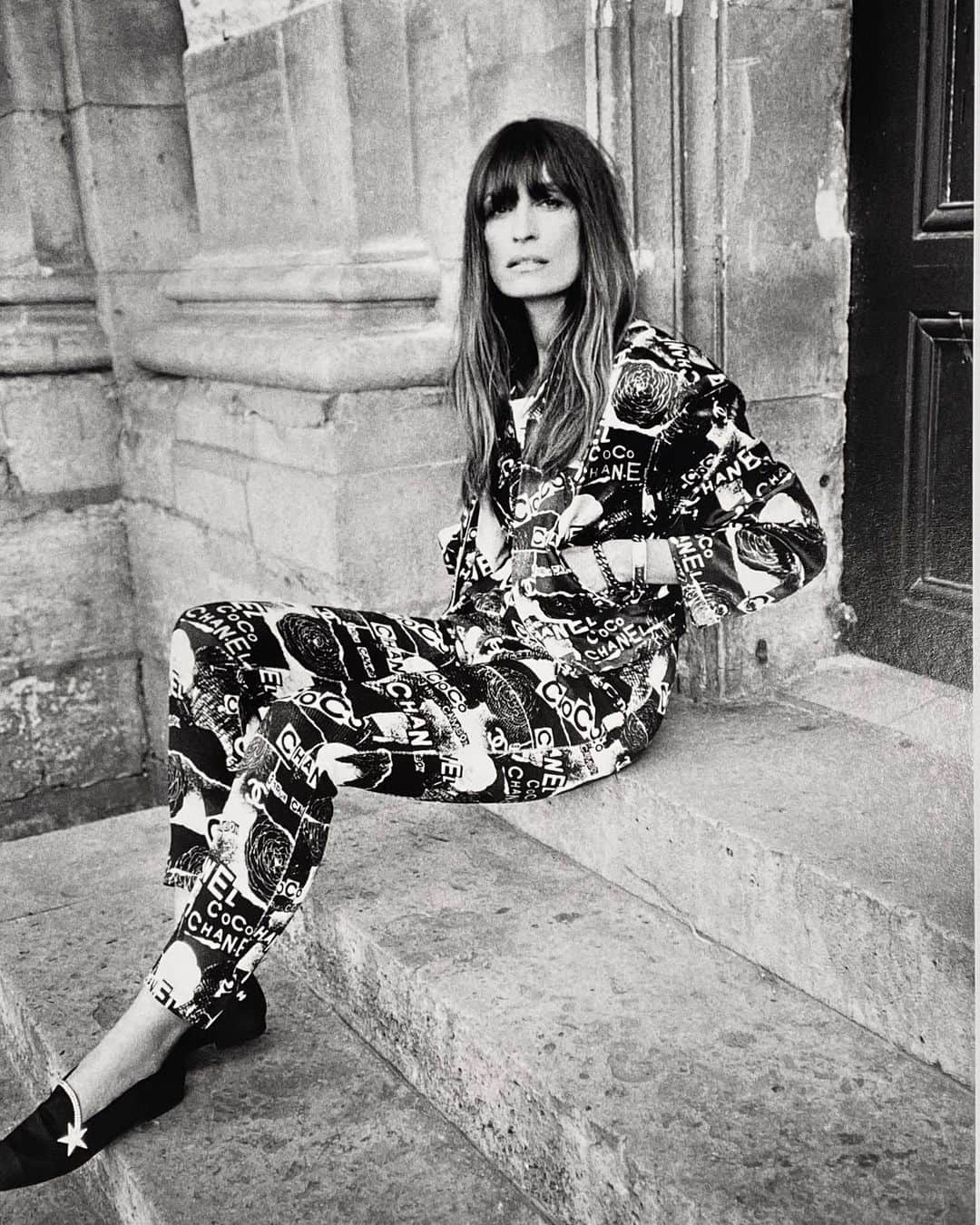 カロリーヌ・ド・メグレのインスタグラム：「New @chanelofficial Spring/Summer 2020 pre-collection designed and styled by @virginieviard ❤️ with @aurelieduclos @djcori  Photo @leilasmara  Hair @sammcknight1  Makeup @christellecocquet Nails @annyerrandonea_nailsartist #chanelspringsummer」