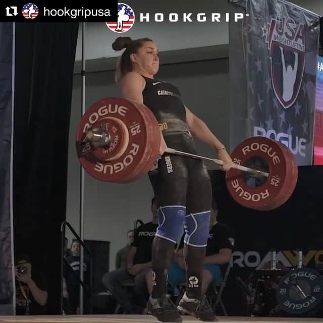マッティ・ロジャーズのインスタグラム：「Ballsy opener day, the one that worked out edition. I actually kind of love this clean because it shows a lot of the improvements we’ve been working on. Not my sharpest and tightest of movements, BUT still pretty nice overall and I’m proud of that. 135kg/297lbs was a National/international comp best, so opening at it was a little on the scarier side, but it really felt like an opener should (minus the extra dance moves bc I was totally not done moving when they gave me the down signal and wasn’t risking anything). Ready. For. MORE.  @catalystathletics @aimees2cents @hookgripusa @roguefitness @2poodperformance @rehband @hookgrip」
