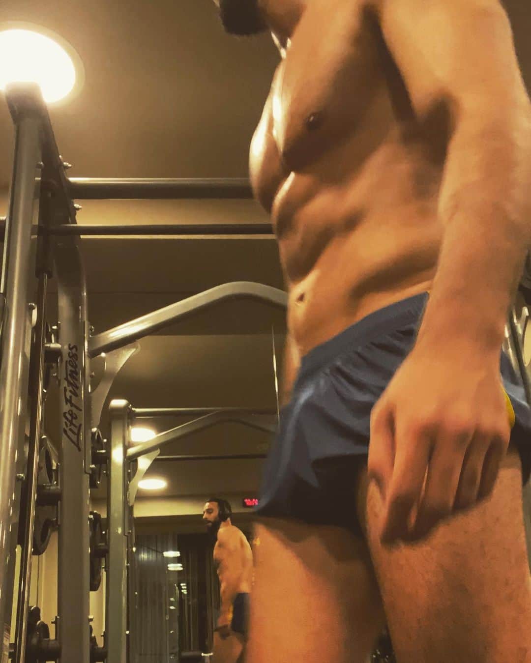 アディル・ラミのインスタグラム：「#workout #body #gettingready #nevergiveup #onlesauralesmechants #workatnight 🧐😝🤓😎🏋️‍♂️」