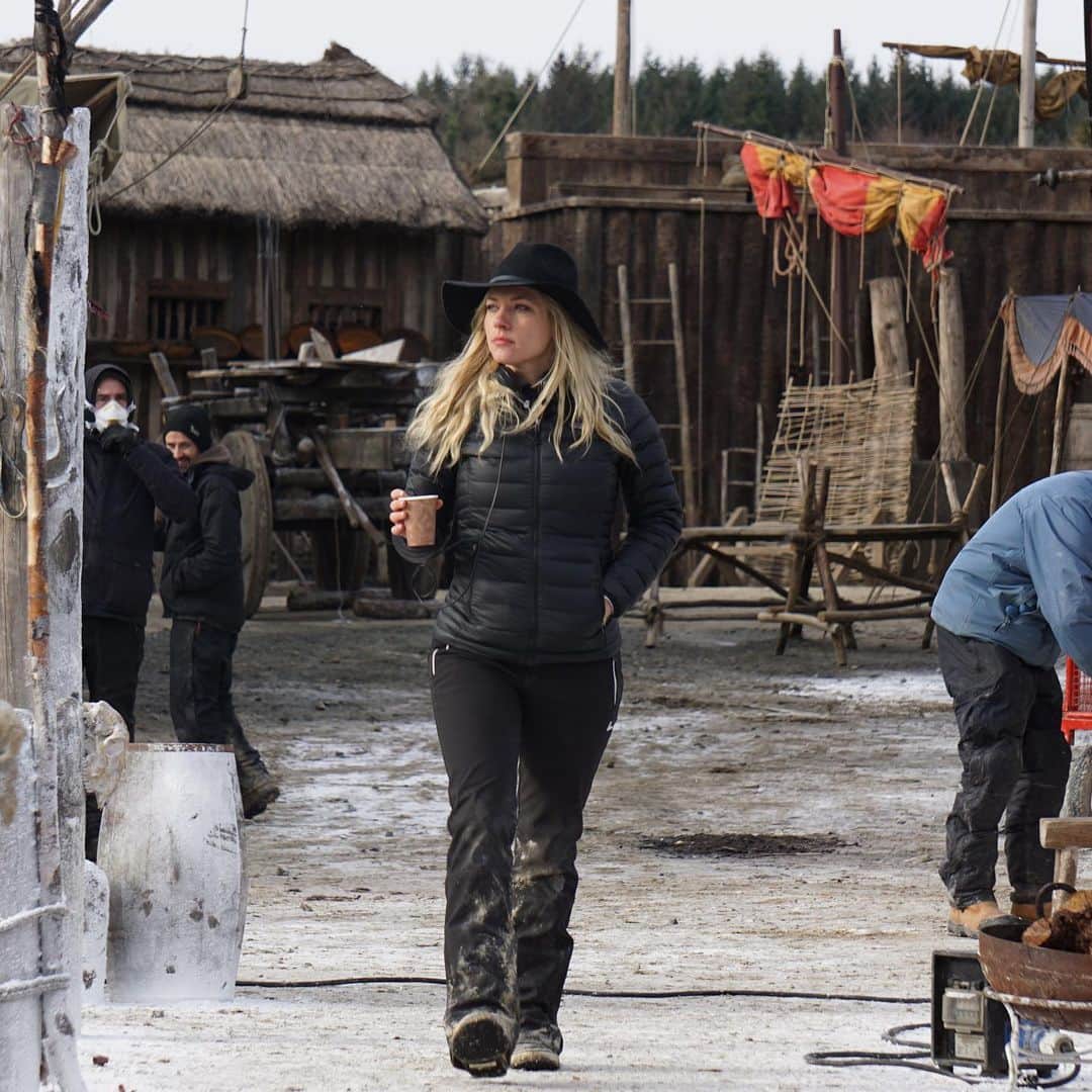 キャサリン・ウィニックのインスタグラム：「Walking into the first day of shooting Vikings.. 🎬#Director #nextweek」