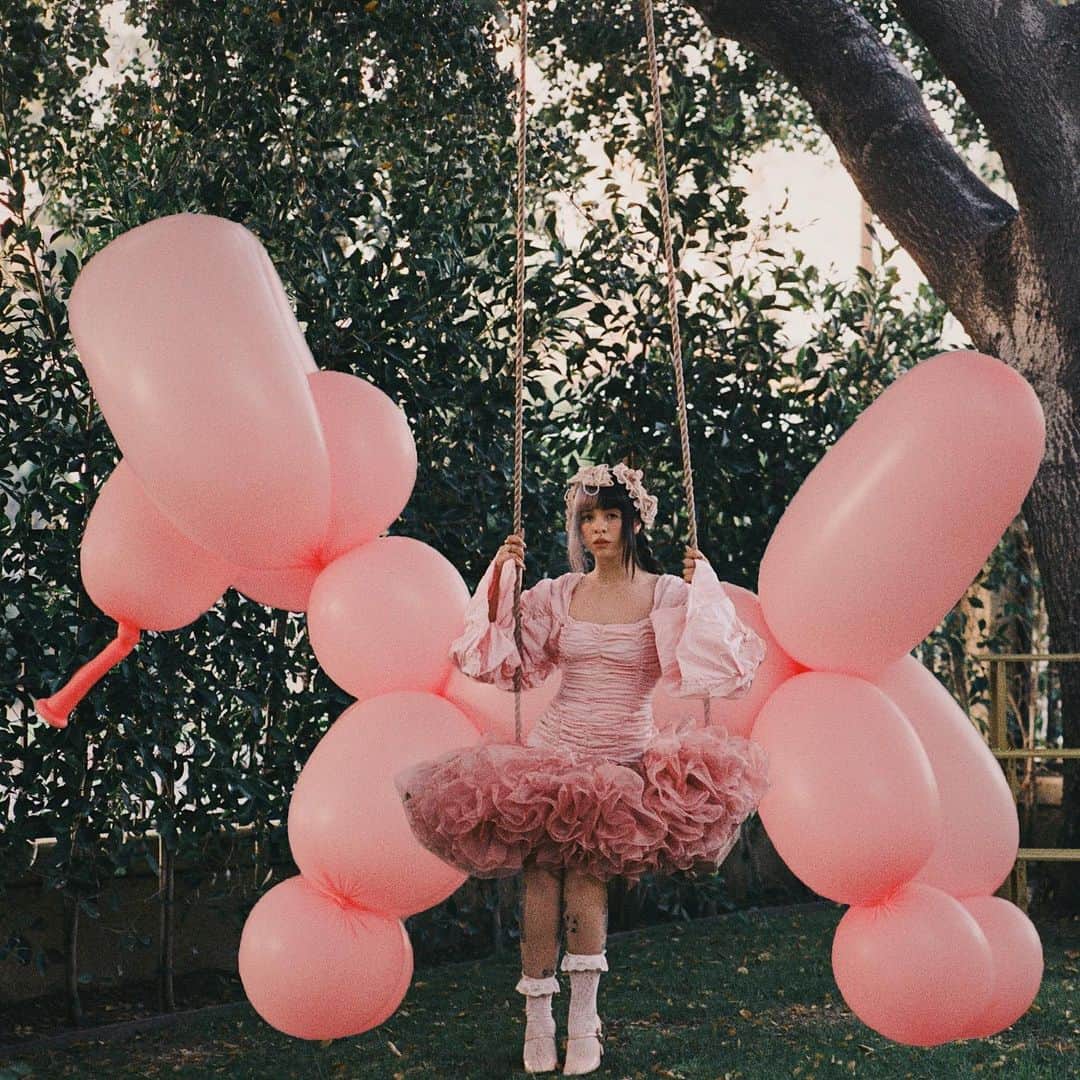 メラニー・マルティネスのインスタグラム：「My balloon dog honeypot is sad right now cause I’m leaving for tour in a day 🥺💗 if you want to feel the magic, the love, and the fully restored energy that will be present at these spaces - go get your tickets 🎟link in the bio🎟」