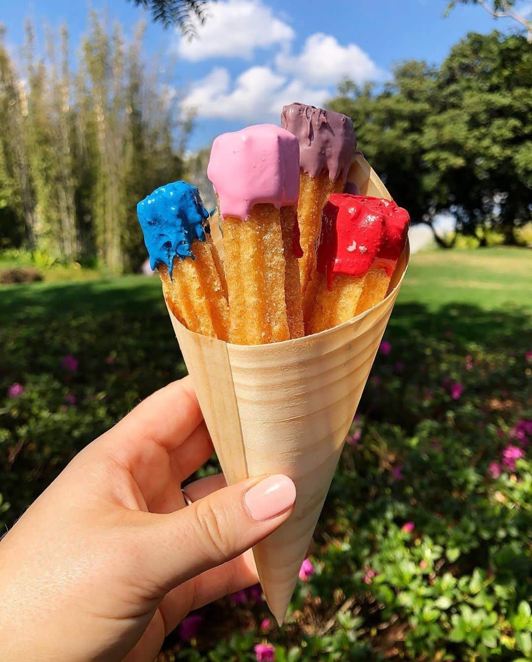 Walt Disney Worldのインスタグラム：「Let your creativity shine at the Epcot International Festival of the Arts! What are you most excited to see and taste at the festival this year? 👇🎨🖌 #ArtfulEpcot #WaltDisneyWorld (📷: @ladygracey999)」