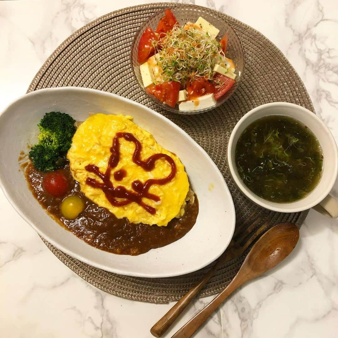 古田ちさこさんのインスタグラム写真 - (古田ちさこInstagram)「ネズミに見えますか？笑 . 🍛#オムライスカレー カレールーにはトマト玉ねぎにんにくたっぷり💕 ライスはシンプルにししとう×ウスターソース★ これが凄く好みで今後ピーマン×ケチャップよりメインになりそう🥰 仕上がりケチャップで何描くか悩んでたら同居人奈々ちゃんから「ネズミー」と言われたので… なんか物憂げな顔つきになってしまった。笑 🍅#カプレーゼ風サラダ チーズよりも豆腐多めです♫ 🌊#あおさのスープ 茅乃舎の野菜だし使用✨ 毎年沖縄で買いだめしてるあおさ✨今年は行く予定がない…😢 . #オムカレー#オムライス#カレー#おうちごはん#おうちごはんlover#自炊#自炊女子#古田の自炊記録#自炊記録#ねずみ年ですね」1月18日 5時15分 - chisakofuruta