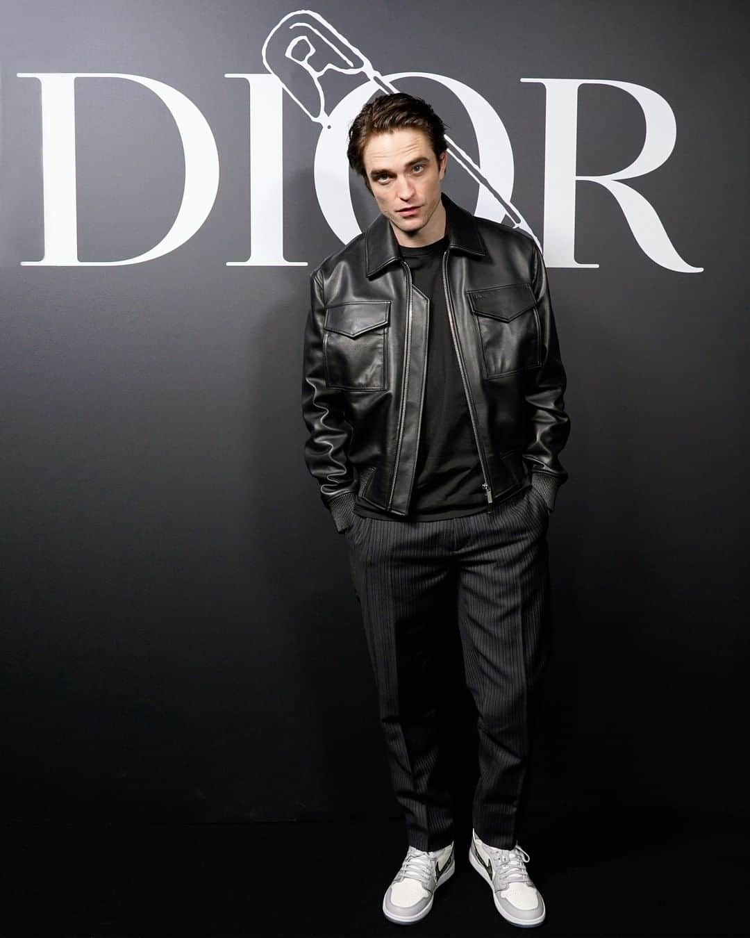 クリスチャンディオールさんのインスタグラム写真 - (クリスチャンディオールInstagram)「Among the first #StarsinDior to arrive at the #DiorWinter20 men’s show by @MrKimJones, friend of the House Robert Pattinson wore a Dior leather jacket paired with the exclusive #DiorJordan 'Air Jordan 1 High OG Dior' sneakers from the #DiorMenFall 2020 show.」1月18日 5時24分 - dior