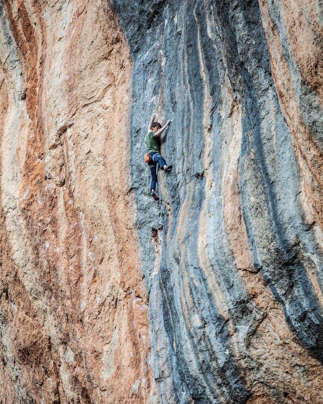 ヤン・ホイヤーのインスタグラム：「‚El mon de Sofia‘ 8b+ 📸 @esteban.ele.eme . @mammut_swiss1862 @madrockclimbing」