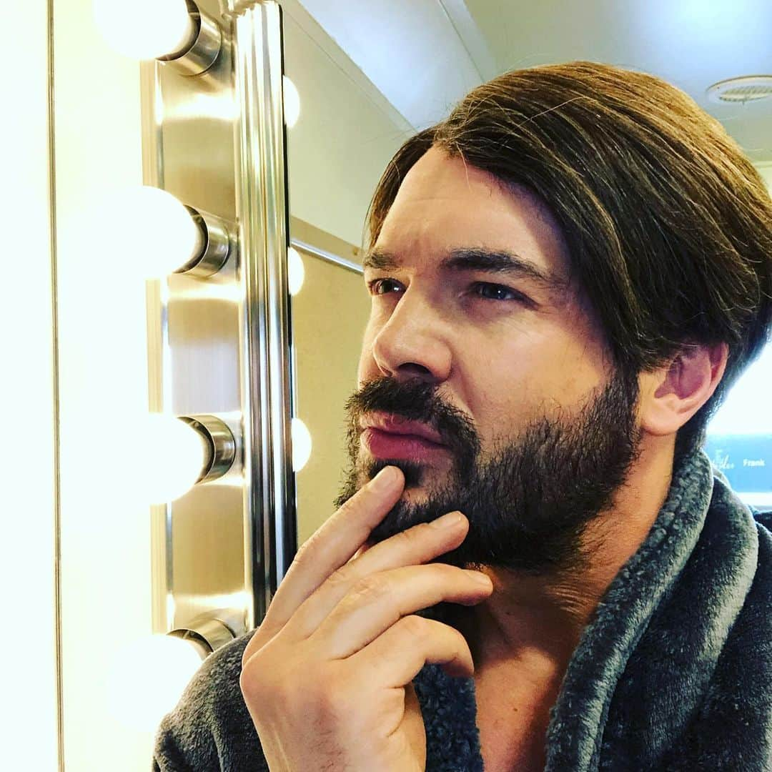 チャーリー・ウェバーのインスタグラム：「As I prepare for my next scene in these final few episodes #HTGAWM in a wig and floor length velour robe there is no time to question my life choices, only to move full steam ahead...🙃」