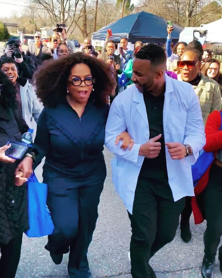 オプラ・ウィンフリーのインスタグラム：「Can y'all believe this party was at 1 pm on a weekday??? I heard @drmartezprince hosts free wellness fairs outside his pharmacy @premier_rx in Charlotte, North Carolina, so I had to stop by! Events like these are so important because not only can people get FREE health screenings but they bring the community together around the things that matter the most, our wellness. Fireball! @ww.now #Oprahs2020VisionTour」