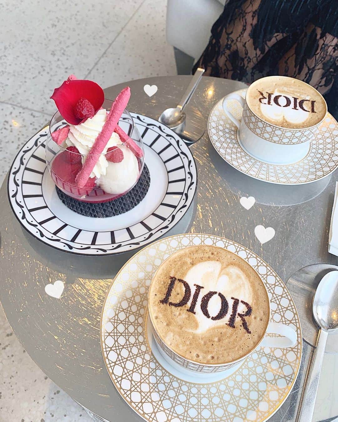 廣川奈々聖のインスタグラム：「韓国の ｢DiorCafe｣ ！❤︎💍﻿ ﻿ せっかくの機会だから贅沢しちゃった！﻿ ﻿ 外観も内装もとにかく綺麗で幸せな気持ちになれたし、味も美味しすぎたな〜🕊﻿、、 ﻿ ﻿ ﻿ 私服は Diorカフェの雰囲気に合わせてみました！﻿ 珍しくパンツスタイル〜☺︎﻿ ﻿ ﻿ ・﻿ ・﻿ ・﻿ ﻿ ﻿ #ななせのCafe巡り#diorcafe#diorcafeseoul#韓国旅行#私服#白パンツ#diorカフェ#韓国cafe」