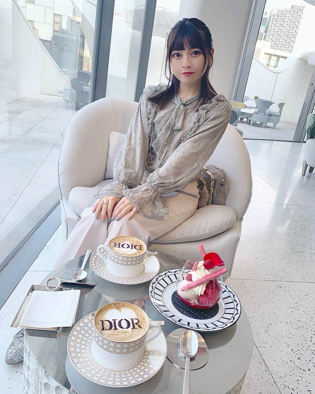 廣川奈々聖さんのインスタグラム写真 - (廣川奈々聖Instagram)「韓国の ｢DiorCafe｣ ！❤︎💍﻿ ﻿ せっかくの機会だから贅沢しちゃった！﻿ ﻿ 外観も内装もとにかく綺麗で幸せな気持ちになれたし、味も美味しすぎたな〜🕊﻿、、 ﻿ ﻿ ﻿ 私服は Diorカフェの雰囲気に合わせてみました！﻿ 珍しくパンツスタイル〜☺︎﻿ ﻿ ﻿ ・﻿ ・﻿ ・﻿ ﻿ ﻿ #ななせのCafe巡り#diorcafe#diorcafeseoul#韓国旅行#私服#白パンツ#diorカフェ#韓国cafe」1月18日 16時37分 - nanaseven7_u_u