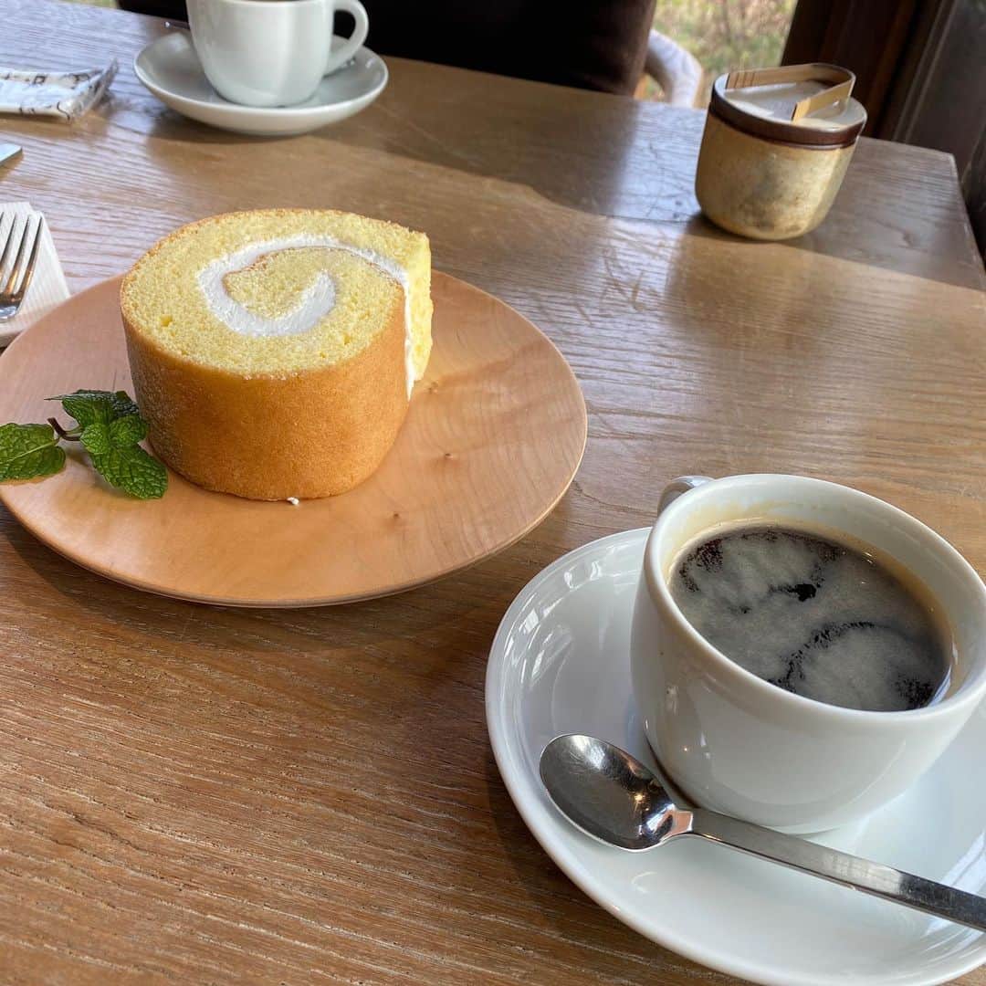 朋未のインスタグラム：「さまざまな場所でアートと出会えるカフェ  #湯布院 #アルテジオ #アルテジオカフェ #不生庵murata のレシートでコーヒーが半額になりました。  譜面が描かれた作品を見るとぞくっとするけど、鍵盤や譜面ってやはり美しい。(保育士試験のトラウマ？」