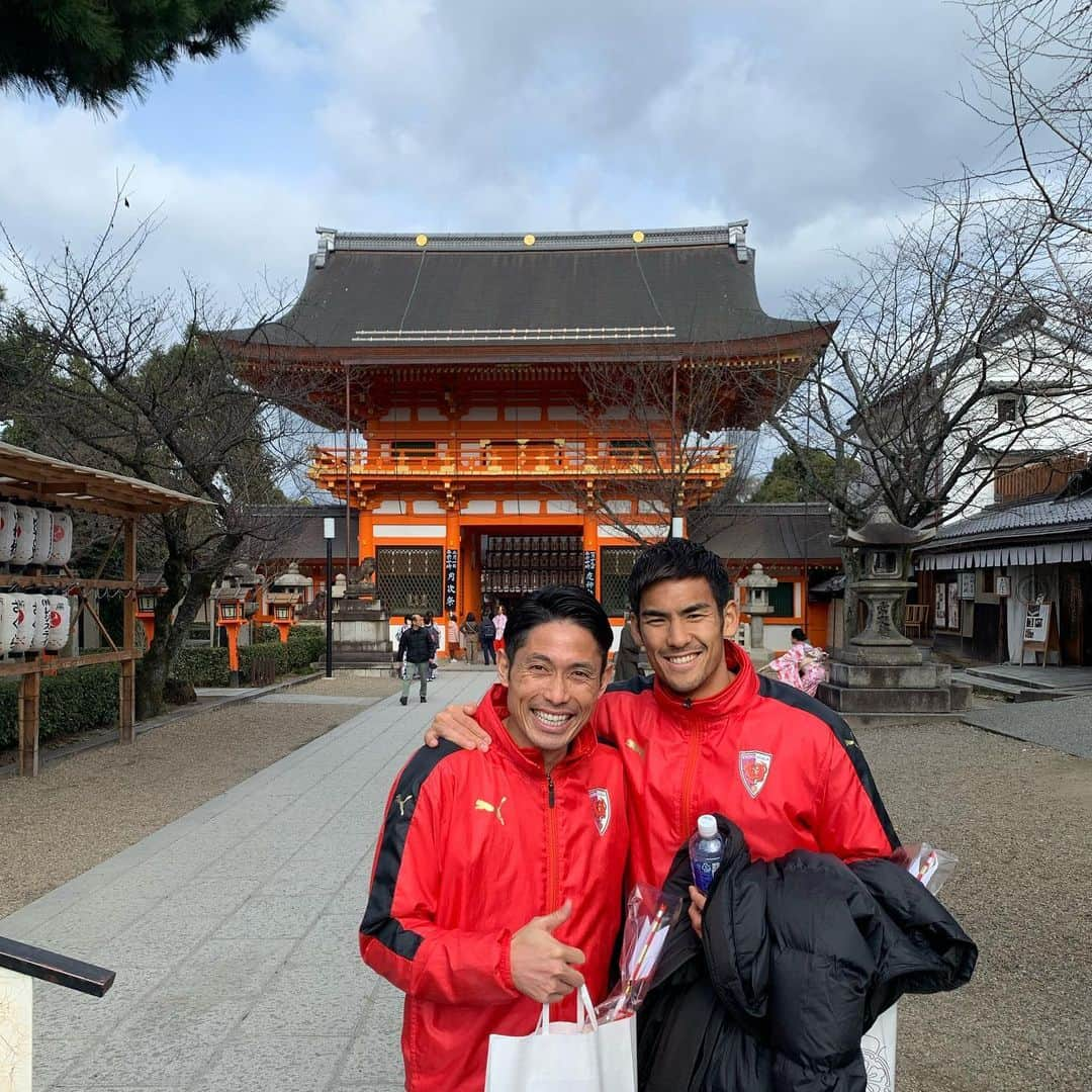 森脇良太さんのインスタグラム写真 - (森脇良太Instagram)「#必勝祈願 💪💪💪 ・ #京都 #kyoto #八坂神社 #参拝 ・ #神社 #お神酒 #お守り #絵馬 #大安  @noda.ryunosuke  #野田隆之介 選手　#インスタ #スタート」1月18日 16時29分 - moriwaki46_official