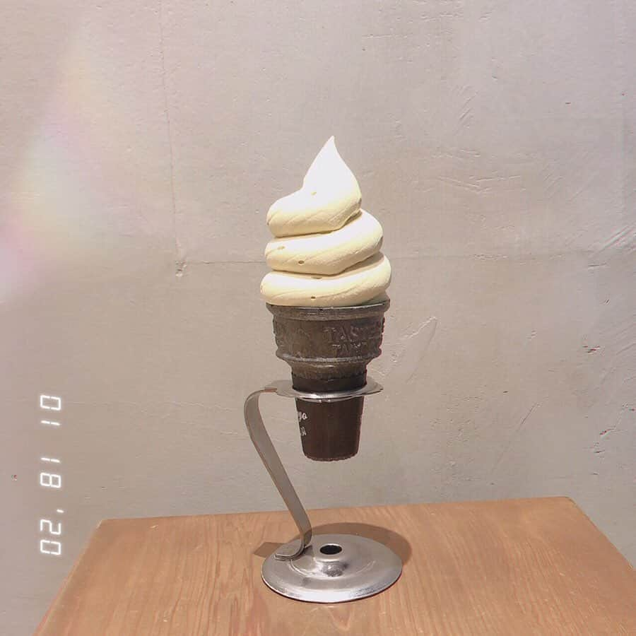 「SNOW」顔認識カメラアプリさんのインスタグラム写真 - (「SNOW」顔認識カメラアプリInstagram)「【ソフトクリーム】﻿ ﻿ 🍦大名ソフトクリーム＆カフェ 鎌倉店 ﻿ ﻿ 写真映えも間違いなし📸﻿ 寒くても食べたい❤︎﻿ 名物の大名ソフトは必食😋 ﻿ ﻿ お味は生クリームミルク、﻿ ピスタチオ、 ミックスの３種類✨ ﻿ ﻿ クリームソーダやコーヒーも楽しめるよ🍒 ﻿ ﻿ ﻿ 🚶‍♀️information ﻿ 住所：神奈川県鎌倉市御成町10-4-1 ﻿ 営業時間：平日12:00~18:00 土日祝11:00~18:00 ﻿ JR鎌倉駅から徒歩2分 ﻿ ﻿ ﻿ SNOWでかわいく撮れた﻿ 自撮り・最新スポット・カフェなどには﻿  @snow_japan をタグ付けか、﻿ #snowcam をつけて投稿！！😉 ﻿ ﻿ ﻿  #写真加工#加工アプリ#鎌倉カフェ#大名ソフト#食べ歩き#鎌倉グルメ#ソフトクリーム #アイス #インスタ映え #フィルムカメラに恋してる #フィルムカメラ #instafood  #instacafe  #cafe #kamakura #photography #icecream #film」1月18日 16時33分 - snow_japan