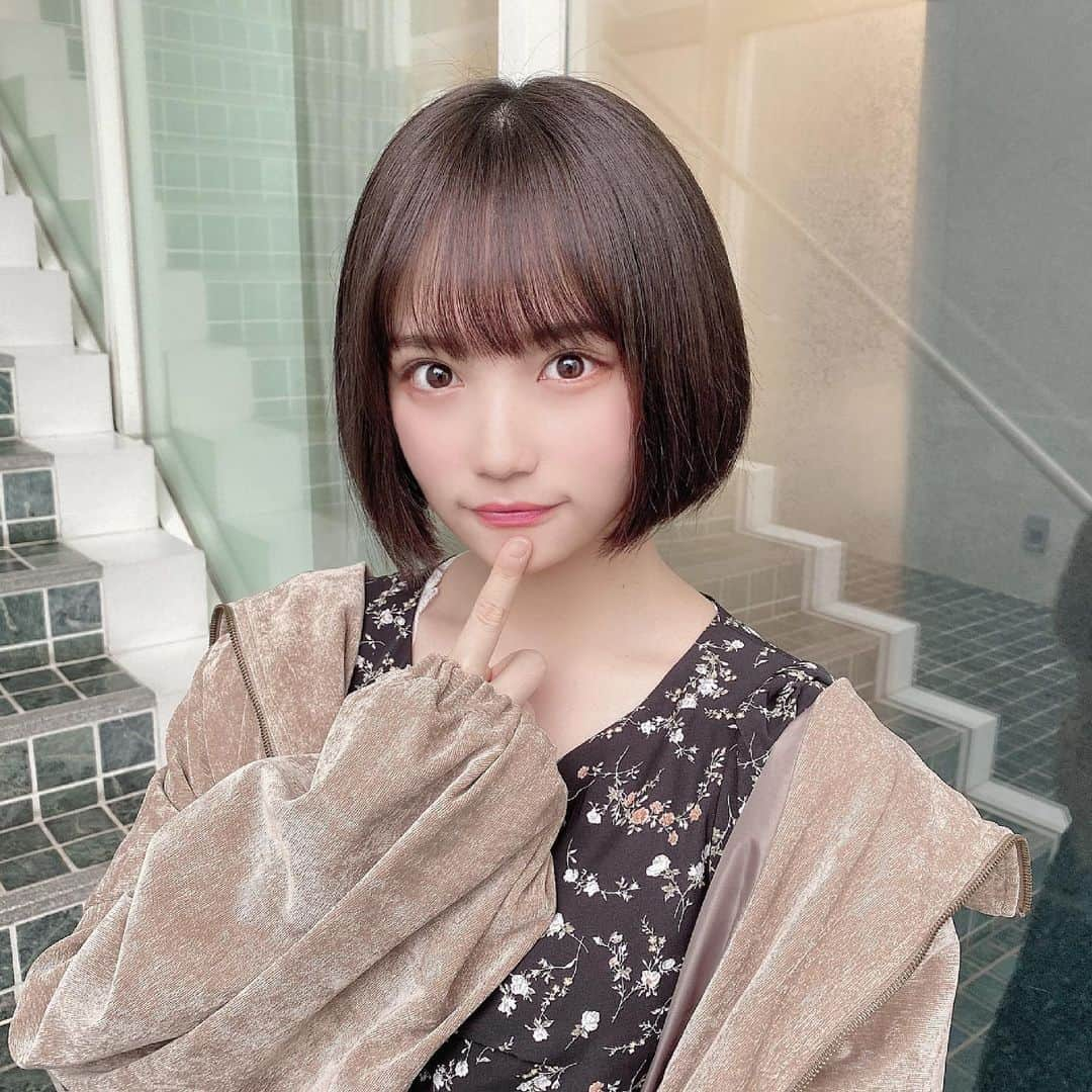 矢作萌夏のインスタグラム：「トリートメントとカット✂️ 今回は 萌ちゃんミニボブ にしたよ〜💁🏻‍♀️ 光とフィルターで髪の毛茶色く見えるなあ🤔 みねぽんいつもありがとう！ . . . . . . #hair #haircut #ミニボブ #urealm #instagood」