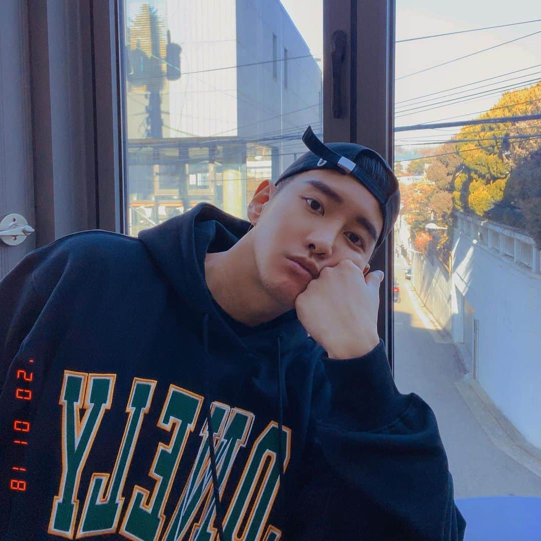 のインスタグラム：「🤔」