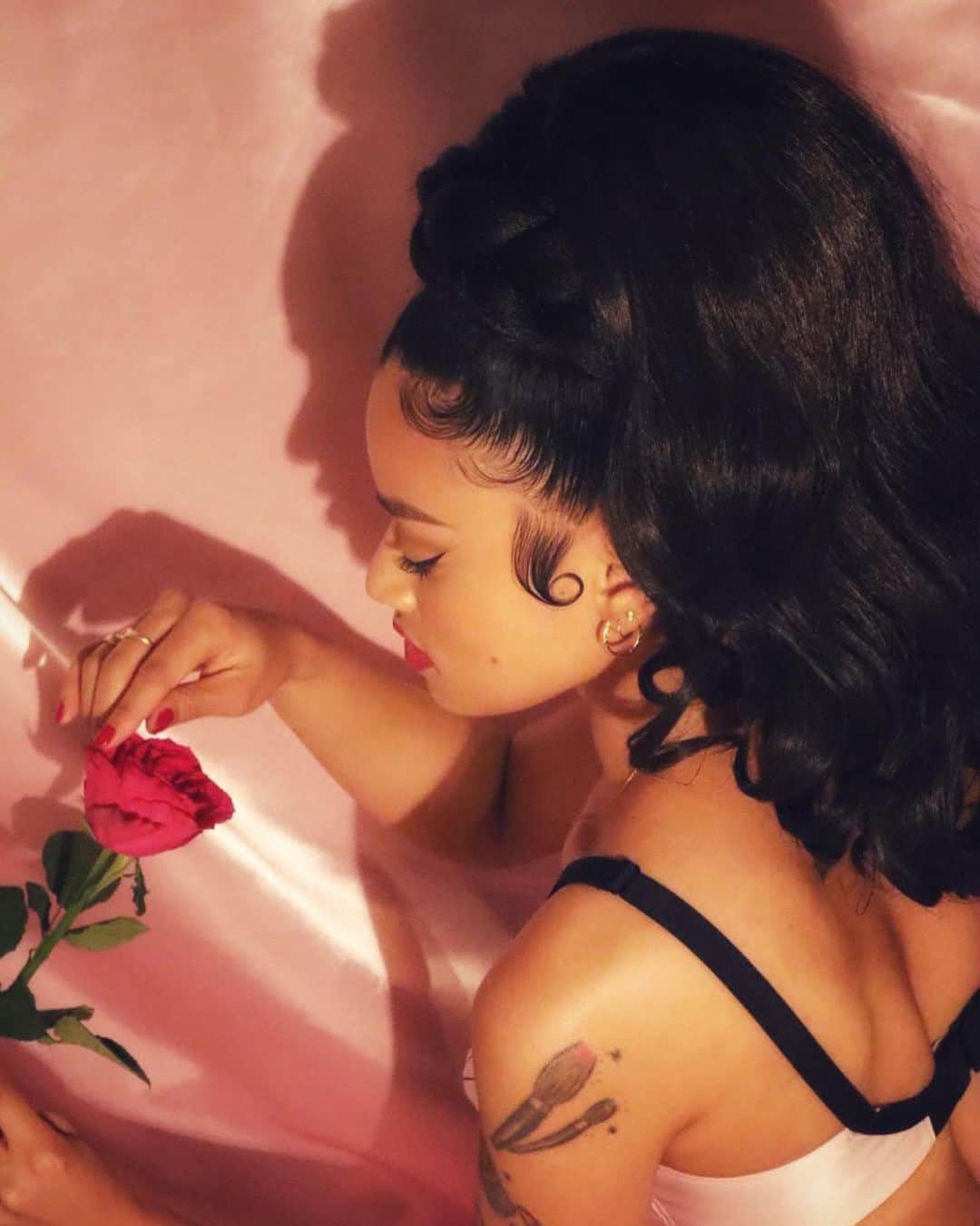 ティファニー・キャデラックのインスタグラム：「Always stop and smell the roses 🌹 #LaVieEnRose 📷 @i___.d」