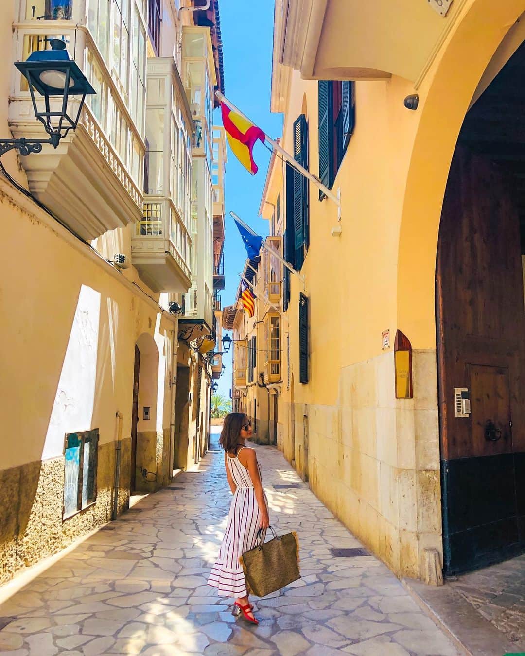 のインスタグラム：「大好きなマヨルカ島🇪🇸 街並み可愛いし海も綺麗だしショッピングも沢山できるしあー住みたいっ😻 . . . #palmademallorca #palma #mallorca #mallorca🌴 #mallorcaisland #majorca #spain #spain🇪🇸 #europa #travel #travelphotography #travelgram #traveling #travelling #travelblogger #traveltheworld #travelingram #instatravel #instatraveling #ヨーロッパ #旅行 #旅 #旅行好き #旅行大好き #旅行好きな人と繋がりたい #旅好きな人と繋がりたい #マヨルカ #マヨルカ島 #スペイン #スペイン旅行」