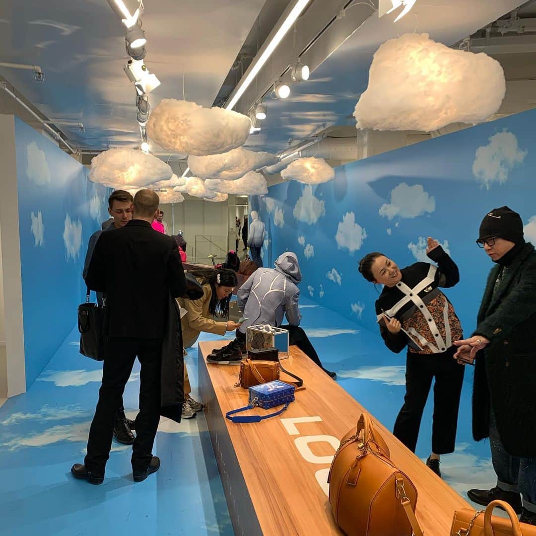 西田善太さんのインスタグラム写真 - (西田善太Instagram)「ルイ・ヴィトン展示会。LVスピーカーすごい。音楽に合わせてLV型の雲が動く自社開発のソフトもずっと見てられる。外に出たら同じ空。 #LouisVuitton #pmfw」1月18日 15時12分 - zentanishida