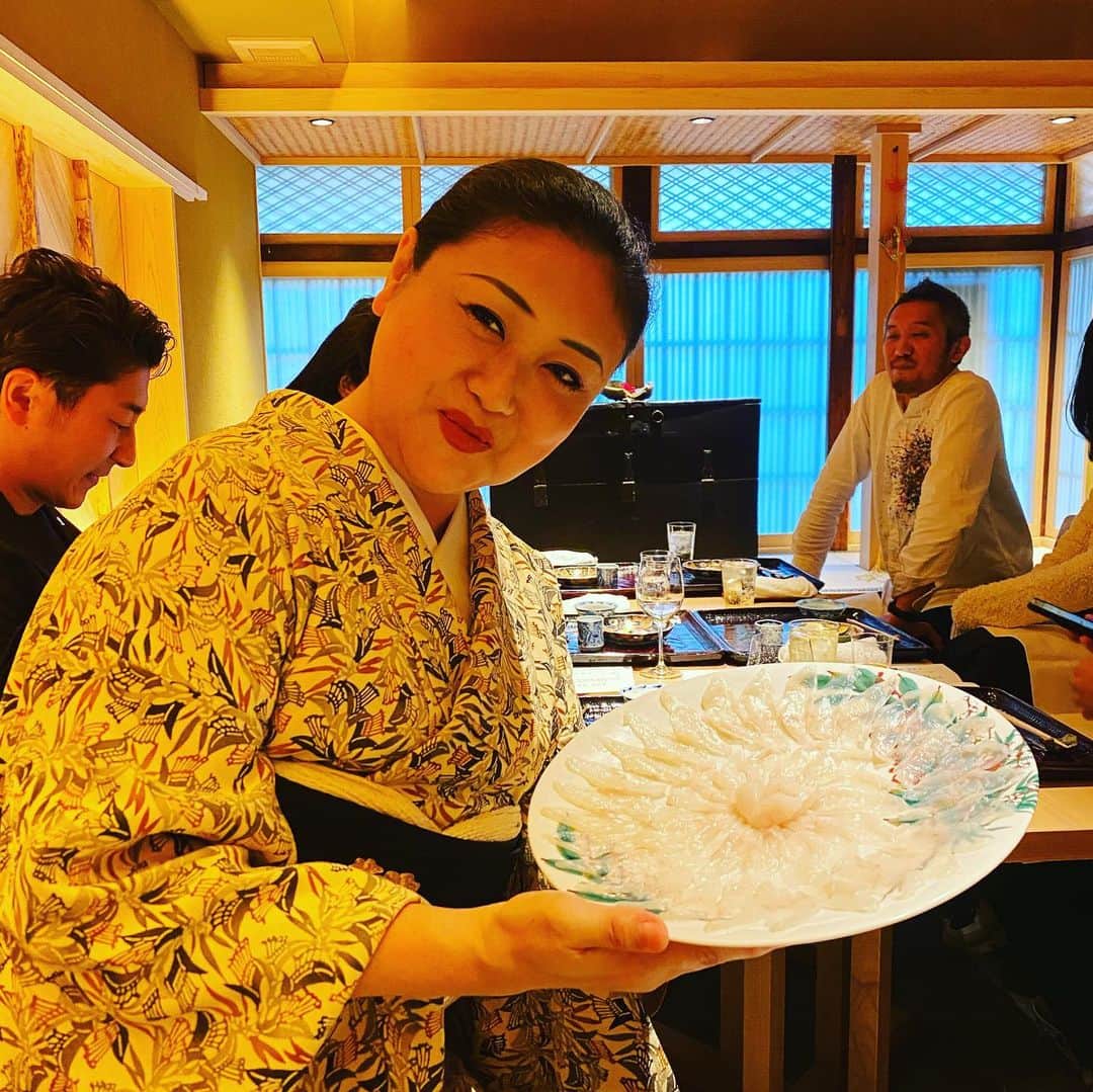 MEGUMIさんのインスタグラム写真 - (MEGUMIInstagram)「いつかの京都⛩ 私の人生の師匠 @ginza.shintaro さんが手掛ける 料亭　讃へ。　 間人蟹美味しかったなぁ😭 お店の建築、内装、器も素晴らしく本当に素敵です！ 京都に行ったら是非是非に💖」1月18日 15時20分 - megumi1818