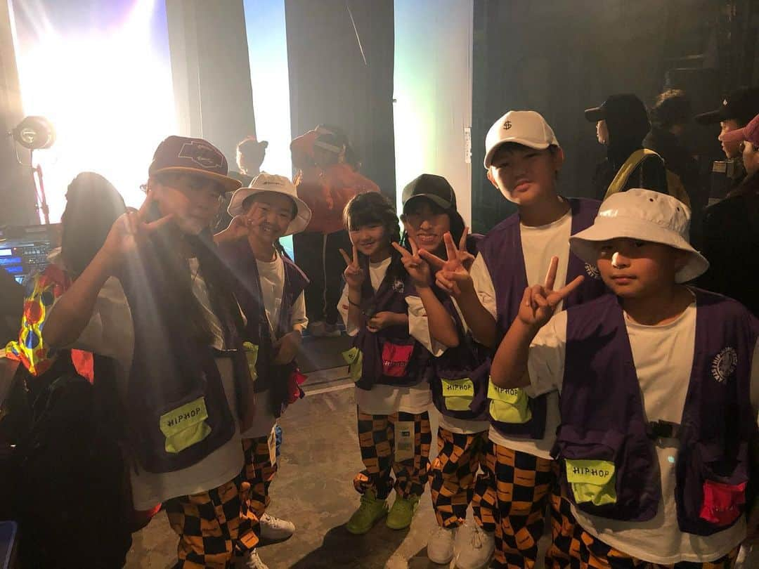 嶋田遼太郎さんのインスタグラム写真 - (嶋田遼太郎Instagram)「1/12 はFEELFREE DANCE STUDIOの発表会でした！毎年新年を迎えて強制的にダンスモードになります😂  最近はみんなの本番に行けていなかったので、今回久々に１日一緒にいて、くだらない遊びをしたり笑 ダンスを頑張っている姿を見ることが出来ました✨  みんな本当に良く頑張ってくれました🙇🏻‍♂️ギリギリになってしまった今回の作品だったけど、最後にみんながまとまってくれて良かったです🙇🏻 それをサポートして下さった保護者の皆様も有り難うございました。  今回の発表会を見て、いろんな気持ちが芽生えたのでこれからも頑張ります！  有難うございました！  #feelfreedancestudio#下赤塚#地下鉄赤塚#hiphop#dance」1月18日 15時22分 - ryotaro_shimashima