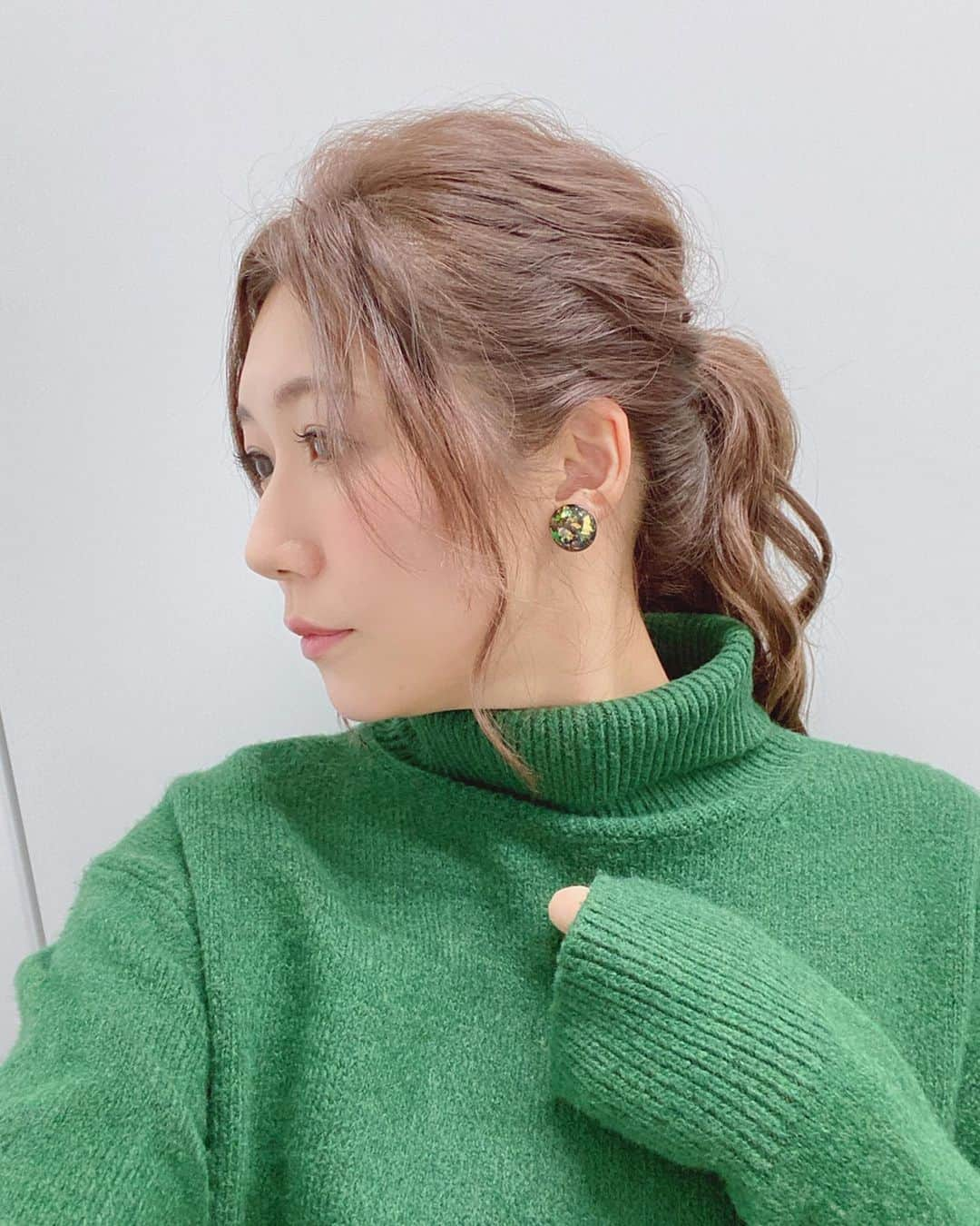 穂川果音さんのインスタグラム写真 - (穂川果音Instagram)「<hair style> ポニテ♪ イヤリング→ @leange_pippi  #ポニテ #アベプラ #abematv  #weather #weatherforecast #気象予報士 #穂川果音 #instastyle #instahair  #ヘアアレンジ #巻き髪 #hair #hairstyle #hairarrange #ほかのん #hairstyles #イヤリング #hairstyling #おしゃれ #まとめ髪  #コーデ #アップスタイル #ポニーテールアレンジ #ポニーテール」1月18日 15時24分 - hokawakanonn