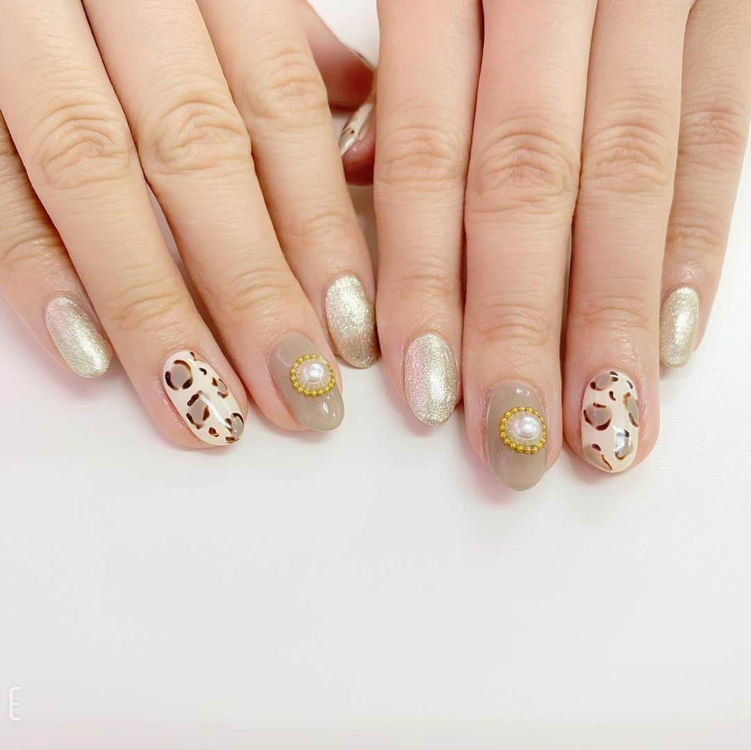 大谷咲子のインスタグラム：「ネイルしてしました💅 前回のやつストーリーにしか載せて無かったから改めて載せておきます✨ 今回は #レオパードネイル にしてみました🐆 大阪の女のネイルです👍  前回のは雪の結晶❄️☃️ 半年間同じサロンでお世話になってるけどいつも短めでも可愛くしてくれるから助かってます🥰  #inmene #アメ横 #御徒町 #nails」