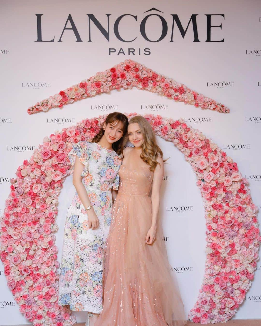 野崎萌香さんのインスタグラム写真 - (野崎萌香Instagram)「そして　@lancomeofficial  新グローバルアンバサダーに就任した アマンダ・サイフリッド　@mingey と❤️ . . .  ミーンガールズの時から ずっとスクリーンで観てきて、 アマンダの映画で大好きな ジュリエットからの手紙と マンマミーア！のお話も 出来て嬉しかったなぁ... 今回、 ホスピタリティ溢れる優しい アマンダの姿を間近で見て その優しい御心で 沢山の役に息吹を吹き込んで 演者としてだけじゃなく、 人として様々なシーンで必要とされて 大活躍しているアマンダの その人としての魅力を目の当たりにして 大感動させられました。  お会い出来て 本当に素晴らしい時間になりました😊❤️ #lancomeofficial #lancome #ランコム #クラリフィック #アマンダ」1月18日 15時42分 - moeka_nozaki