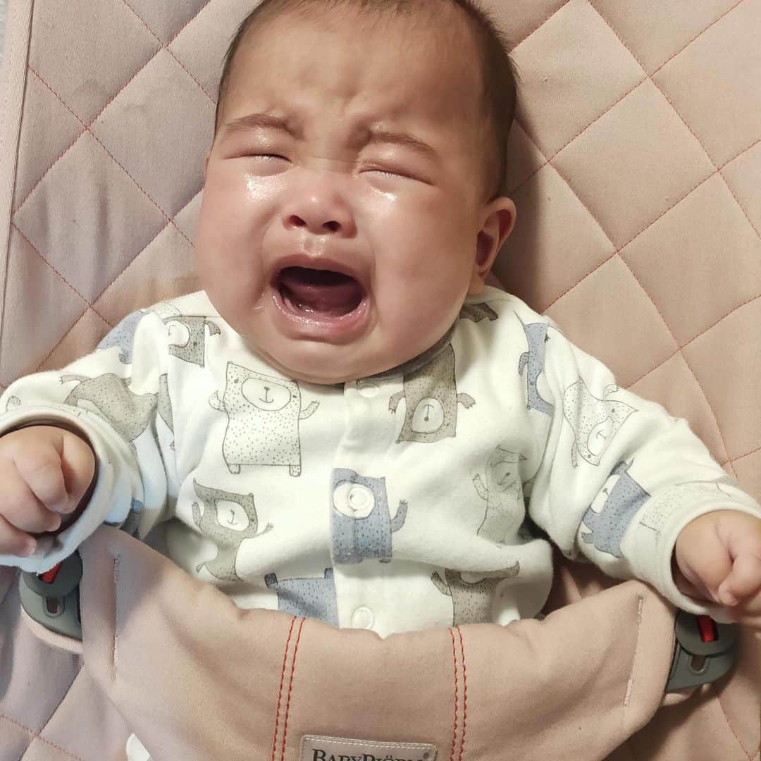 伊藤春香さんのインスタグラム写真 - (伊藤春香Instagram)「こんな風に口開けて、﻿ 思いっきり泣くの、﻿ 気持ちいいだろうな〜...﻿ ﻿ 大人になると﻿ なかなかこのレベルで﻿ 泣かない😅﻿ ﻿ #ちびけん﻿ #生後3ヶ月」1月18日 15時52分 - ha_chu