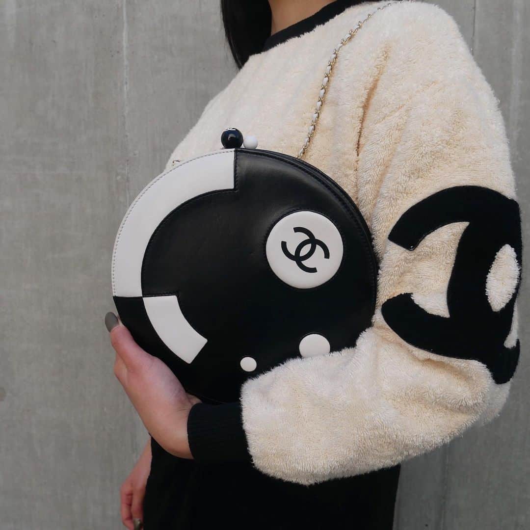 Vintage Brand Boutique AMOREさんのインスタグラム写真 - (Vintage Brand Boutique AMOREInstagram)「Chanel lamb skin shoulder bag. ▶︎Free Shipping Worldwide✈️ ≫≫≫ DM for more information 📩 info@amorevintagetokyo.com #AMOREvintage #AMORETOKYO #tokyo #Omotesando #Aoyama #harajuku #vintage #vintageshop #ヴィンテージ #ヴィンテージショップ #アモーレ #アモーレトーキョー #表参道 #青山 #原宿#東京 #chanel #chanelvintage #vintagechanel #ヴィンテージ #シャネル #ヴィンテージシャネル #amorewardrobe #アモーレワードローブ」1月18日 15時46分 - amore_tokyo