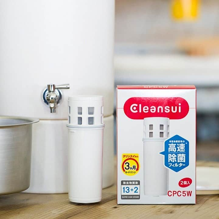 BEAMS JAPANさんのインスタグラム写真 - (BEAMS JAPANInstagram)「＜Cleansui / 信楽焼 浄水器 クリンスイ JP100-C＞ 日本の伝統をとり入れた作品を生み出すプロジェクト 『Cleansui Knows Japanese Crafts』 の第1弾となる信楽焼の浄水サーバー。 . 信楽伝統の特徴やデザインを 現代の生活スタイルに馴染むよう 再解釈して製作された陶器製のサーバーに、 ＜クリンスイ＞の中空糸膜フィルタを搭載した 浄水カートリッジを入れ使用する 新しい浄水サーバーです。 . 本体のデザインと製作は 陶器を軸にライフスタイル全般のデザインを行う 「NOTA&design」主宰の加藤駿介氏によるもので、 インテリアに馴染むシンプルな仕上がりになっています。 . ※カートリッジ1個入り ¥30,000+tax . ▼別売交換用カートリッジ2個セットCPC5W ¥5,000+tax  BEAMS JAPAN 1F ☎︎ 03-5368-7314 #beams  #beamsjapan  #beamsjapan1st  #ビームスジャパン #新宿 #新宿三丁目 #日本製 #madeinjapan #信楽焼 #浄水器 #クリンスイ #cleansui #浄水サーバー」1月18日 15時54分 - beams_japan