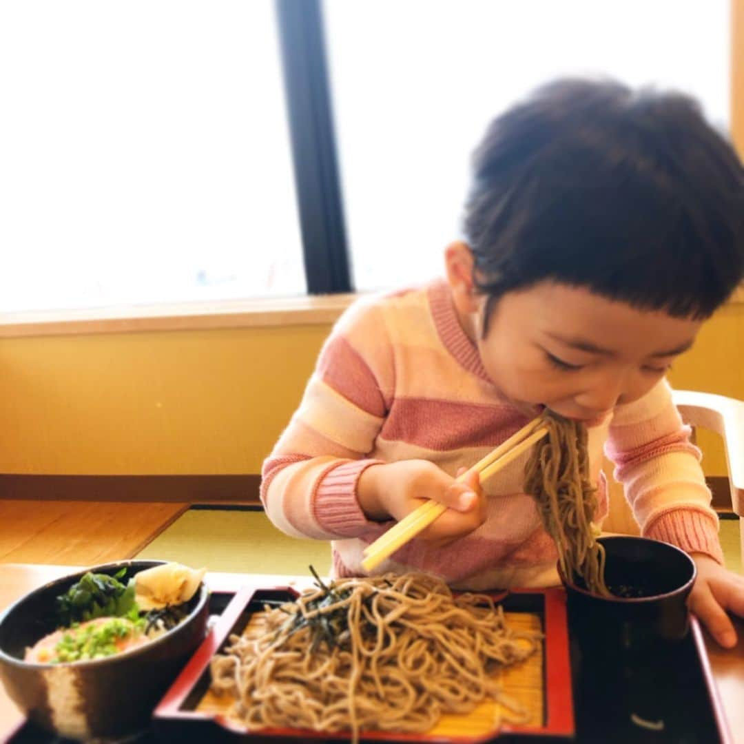 新井美穂さんのインスタグラム写真 - (新井美穂Instagram)「関東初雪〜❄️ 家を出た瞬間「寒すぎー！抱っこじゃないと凍えちゃう。抱っこして〜」と本気で涙こぼしていたくせに、雨が雪に変わった途端に上着脱いで 念願の雪の中での#アナ雪熱唱 の娘（笑）しかし今日は「少しも寒くないわ」まで歌わないのがさすが、やっぱ寒いよね😂 今日は#ロテンガーデン へ。雪の中の#展望露天風呂 最高❤️ いくら浸かっても全然のぼせなくて1時間半まったりお湯に浸かって手足が釜揚げシラスのようになっちゃった母娘でした（笑） #娘3歳7ヶ月#初雪#お風呂大好き#レットイットゴー#娘熱唱」1月18日 16時10分 - arai_miho