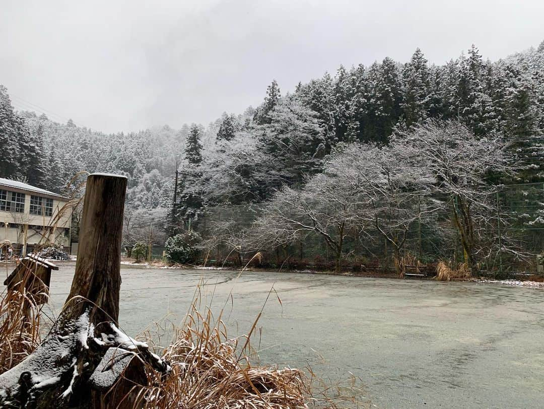 杉山宗賢さんのインスタグラム写真 - (杉山宗賢Instagram)「一面雪景色は春の設定の映画の撮影中です ・ 雪景色は本当に綺麗なんだけど 今日に限っては晴れてほしかった ・ ・ #撮影 #撮影中 #冬 #winter #雪 #雪景色 #snow #風景 #役者 #俳優 #actor #あきる野 #小宮ふるさと自然体験学校 #山 #mountain #寒い #現場 #shooting」1月18日 16時03分 - soken.sugiyama