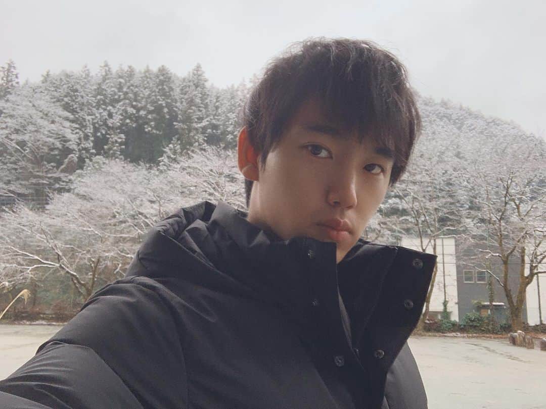 のインスタグラム：「一面雪景色は春の設定の映画の撮影中です ・ 雪景色は本当に綺麗なんだけど 今日に限っては晴れてほしかった ・ ・ #撮影 #撮影中 #冬 #winter #雪 #雪景色 #snow #風景 #役者 #俳優 #actor #あきる野 #小宮ふるさと自然体験学校 #山 #mountain #寒い #現場 #shooting」