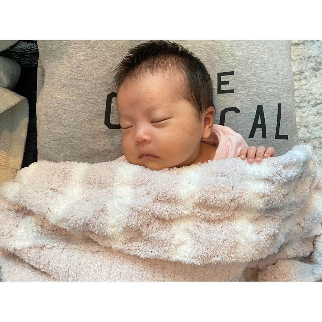 磯部奈央さんのインスタグラム写真 - (磯部奈央Instagram)「最近の娘♡ . 処方された、乳児湿疹のお薬を塗ったらだいぶきれいになりました☺️ . お包みしたら、3頭身🤣💕 . 今日は外出できるようになった、初めての週末なのに…雪😳💦 結局引きこもりです笑 . . . #令和ベビー #令和元年ベビー #乳児#babygirl #生後1ヶ月 #0歳 #新米ママ #新米ママと繋がりたい #ママと繋がりたい #赤ちゃんのいる暮らし #あかちゃんのいる生活 #ママカメラ部 #ベビスタグラム #べびすたぐらむ #ベビー #女の子ベビー #女の子ママ #1ヶ月検診 #12月生まれ #成長記録 #育児記録 #娘」1月18日 16時04分 - nao_isobe729