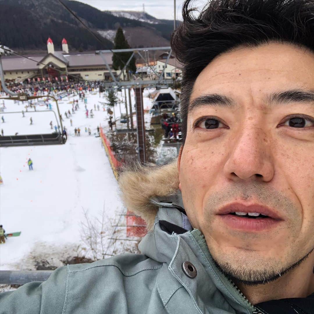 森慎太郎のインスタグラム：「めいほうスキー場に今年も呼んでいただきました！ありがとうございました❗️ 小4の時以来にスキーやったら、感覚思い出したところでタイムオーバーでした。 めいほうスキー場、楽しかった！！ #二枚目の写真は #一年前の相方とちゅうえいさん #変わんないな #めいほうスキー場」