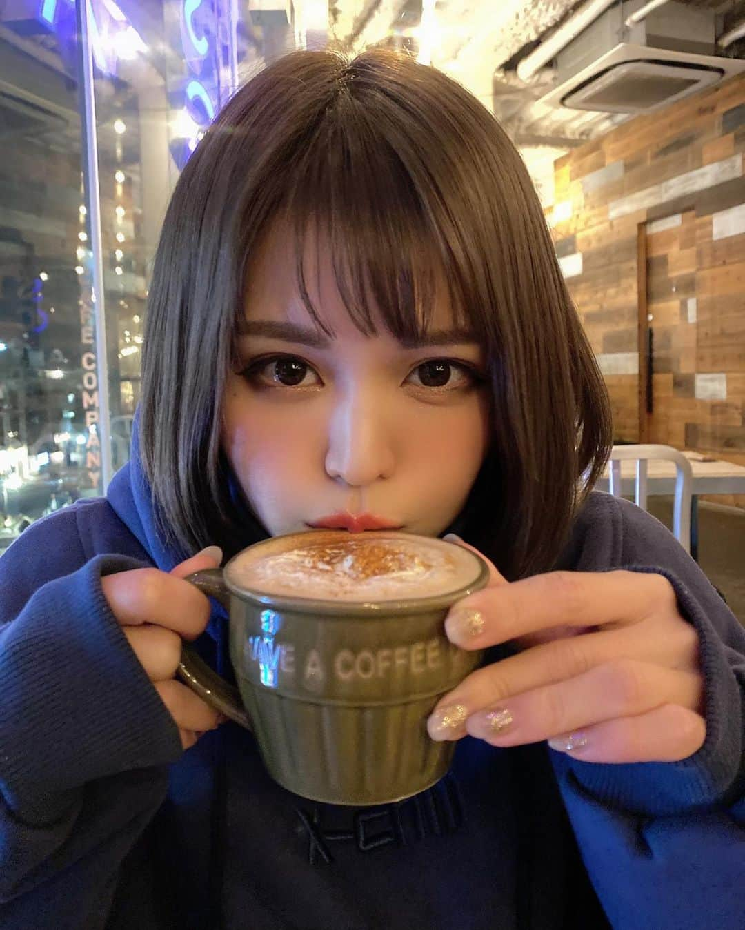 ななぴさんのインスタグラム写真 - (ななぴInstagram)「昨日はストリート撮影でした☝︎﻿ ﻿寒くて途中のカフェで一休み☕️ 今日も雨の中撮影！﻿ 写真てたのしいなあ📸﻿ 作品撮り大好き！データが楽しみだなあ💭 ﻿ 新しく写真集も作るし﻿ 今年はたくさん写真撮るぞ💓﻿ ﻿ 1/25.26の東京オフ会では﻿ 物販もあるから是非遊びにきてね🐰﻿ ﻿ 可愛いパーカーは @pivot_door さんの👟﻿ ﻿るるるーん♡  #パーカー　#pivotdoor  #ストリートコーデ　#ボブ　#ショートヘア　#ショートカット　#ワンレンボブ　#タンバルモリ　#切りっぱなしボブ　#髪染めた　#カフェ　#撮影　#ポートレート　#暗髪」1月18日 16時23分 - __nanapgram__