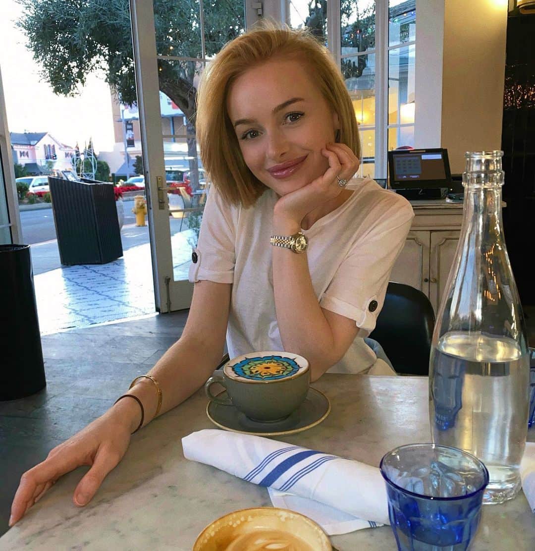 リアノン・ランゲラック（ミッチェル・ランゲラックの妻）のインスタグラム：「Morning 🦋」