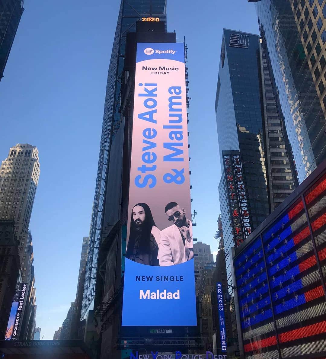 スティーヴ・アオキさんのインスタグラム写真 - (スティーヴ・アオキInstagram)「Times Square!!!! We lit up in NYC! 😈😈😈😈😈🇺🇸🇺🇸🇺🇸🇺🇸🌎🌎🌎🌎🌎 let's go #Maldad crew! @maluma」1月18日 7時37分 - steveaoki