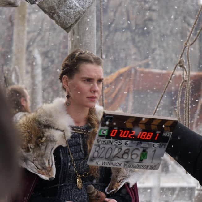 キャサリン・ウィニックさんのインスタグラム写真 - (キャサリン・ウィニックInstagram)「Directing the new Queen, Gunnhild played by Iceland’s one and only @raggaragnars. Strength and beauty.. she’s a force! 🎬 #Director #nextepisode」1月18日 7時51分 - katherynwinnick