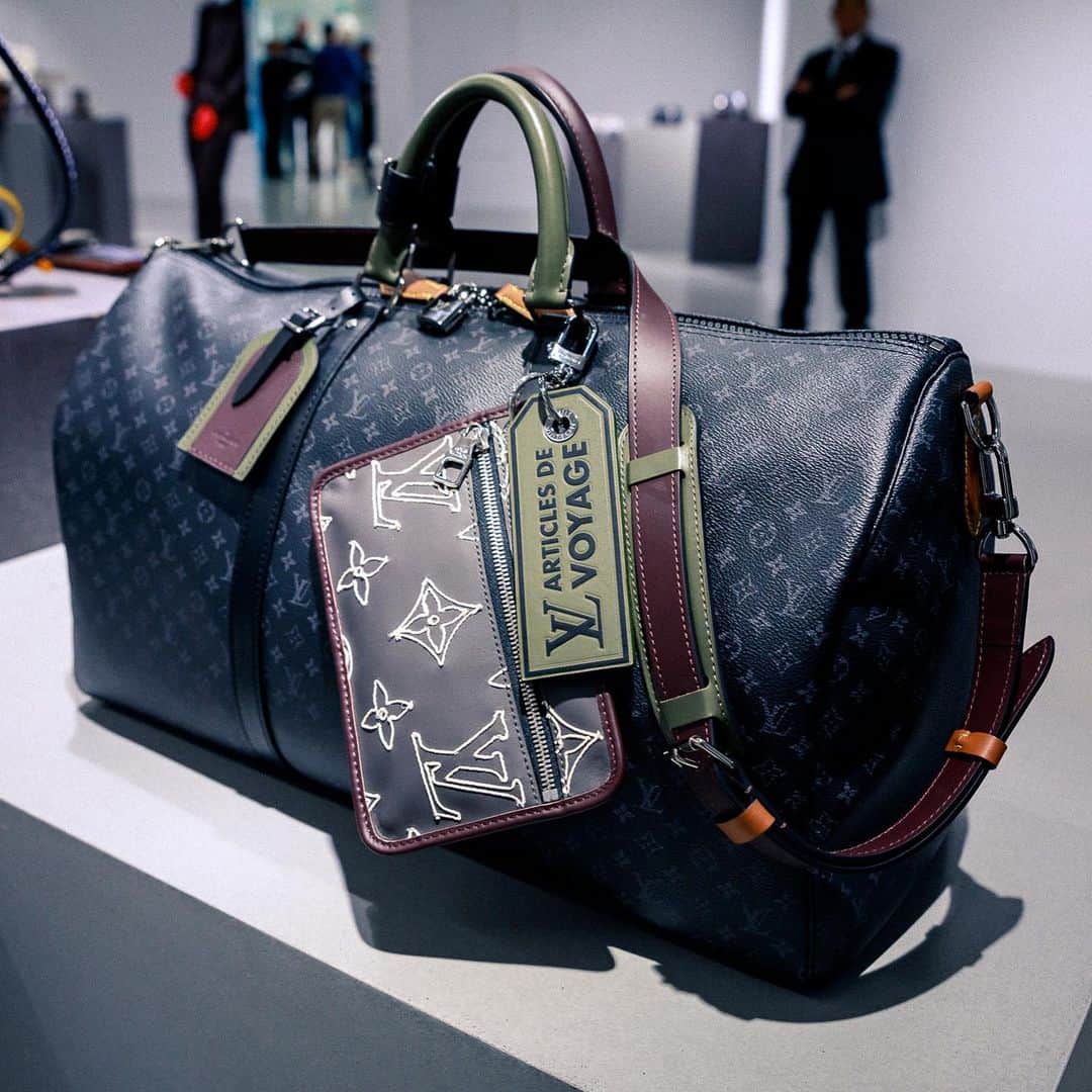 HYPEBEASTさんのインスタグラム写真 - (HYPEBEASTInstagram)「@hypebeaststyle: After taking #ParisFashionWeek by storm with @louisvuitton’s Fall/Winter 2020 menswear collection, we have a closer look at the dreamlike “Heaven on Earth” presentation. Offering lush blues, rugged browns and sparkly accents, the range delivers an assortment of statement pieces rooted in the luxury house’s familiar codes. Hit the link in bio for more photos from the collection.⁠⠀ Photo: Paul Jeong/@hypebeastfr」1月18日 7時46分 - hypebeast