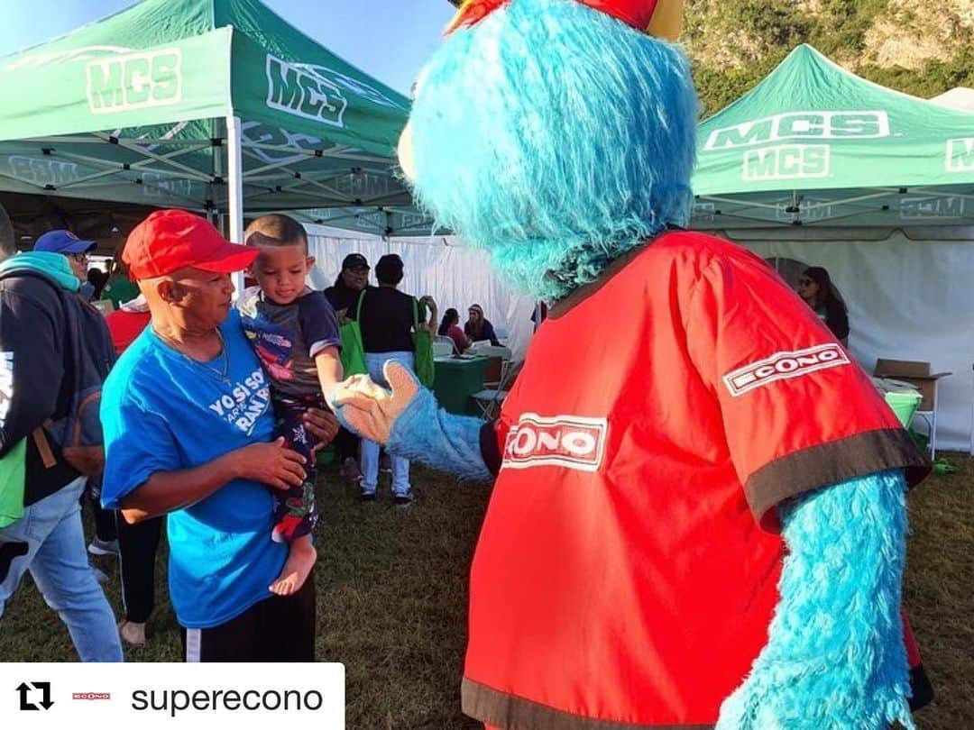 ミゲール・コットのインスタグラム：「#Repost @superecono ・・・ ¡Buenos días! Continuamos dando la mano por los nuestros. Hoy visitamos a Peñuelas, llevando desayuno y artículos de primera necesidad. #superecono #dandolamano」