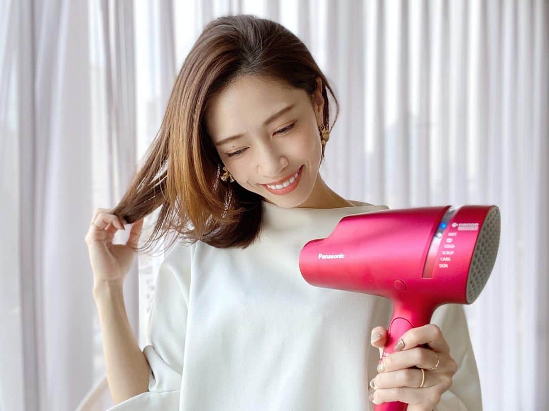 石黒美帆のインスタグラム：「*﻿ 大人気ヘアードライヤー【ナノケア】💕﻿ VOCE美容家電ベスコスの他、美容誌やファッション誌などで8冠を達成している人気商品👏﻿ ﻿ ﻿ 以前このシリーズを使用していたのですが、パワーアップしていてビックリ👀！﻿ ﻿ ﻿ ✔︎高浸透「ナノイー」搭載で、水分発生量が従来の18倍・毛髪水分増加量が1.9倍に！﻿ ﻿ ✔︎強弱差のある風を起こして素早く毛束をほぐす「速乾ノズル」付き🌬﻿ ﻿ ✔︎5つのモードで、地肌から毛先、お肌までケア出来る🧖‍♀️﻿ ﻿ という優れもの。﻿ ﻿ 乾かした後の髪のまとまり感、さらさら感、本当に素晴らしいです🥺﻿ ﻿ ﻿ この写真を撮る間ずっと髪に風を当てていたらツヤが出てきたような✨﻿ 翌日もしっとりが続くので髪質変わったかな⁈と思うレベルです😊本当にオススメ！﻿ ﻿ ﻿ ﻿ #VOCEベスコス#高浸透ナノイー#8冠達成やっぱりナノケア#PR#beauty#vocest#haircare#panasonicbeauty#美容#美容家電#ナノケア#ヘアケア#パナソニックビューティー」