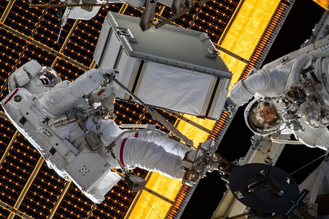 NASAさんのインスタグラム写真 - (NASAInstagram)「Teamwork makes the dream work 🤝⁣ ⁣ Astronauts Christina Koch (@astro_christina) and Jessica Meir (@astro_jessica) work together outside the International Space Station to move a large battery during a Jan. 15 spacewalk, in this image captured by their crewmate Luca Parmitano of @europeanspaceagency.⁣ ⁣ The two NASA astronauts successfully replaced nickel-hydrogen batteries with newer, more powerful lithium-ion batteries for the power channel on one pair of the station’s solar arrays. Meir and Koch are scheduled to venture outside again Monday, Jan. 20, for the final spacewalk to complete an upgrade of the station's power systems.⁣ ⁣ Image Credit: ESA/NASA⁣ ⁣ #nasa #spacewalk #astronaut #teamwork」1月18日 7時51分 - nasa