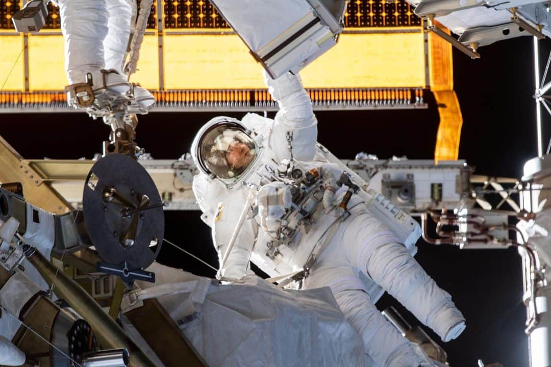 NASAさんのインスタグラム写真 - (NASAInstagram)「Teamwork makes the dream work 🤝⁣ ⁣ Astronauts Christina Koch (@astro_christina) and Jessica Meir (@astro_jessica) work together outside the International Space Station to move a large battery during a Jan. 15 spacewalk, in this image captured by their crewmate Luca Parmitano of @europeanspaceagency.⁣ ⁣ The two NASA astronauts successfully replaced nickel-hydrogen batteries with newer, more powerful lithium-ion batteries for the power channel on one pair of the station’s solar arrays. Meir and Koch are scheduled to venture outside again Monday, Jan. 20, for the final spacewalk to complete an upgrade of the station's power systems.⁣ ⁣ Image Credit: ESA/NASA⁣ ⁣ #nasa #spacewalk #astronaut #teamwork」1月18日 7時51分 - nasa