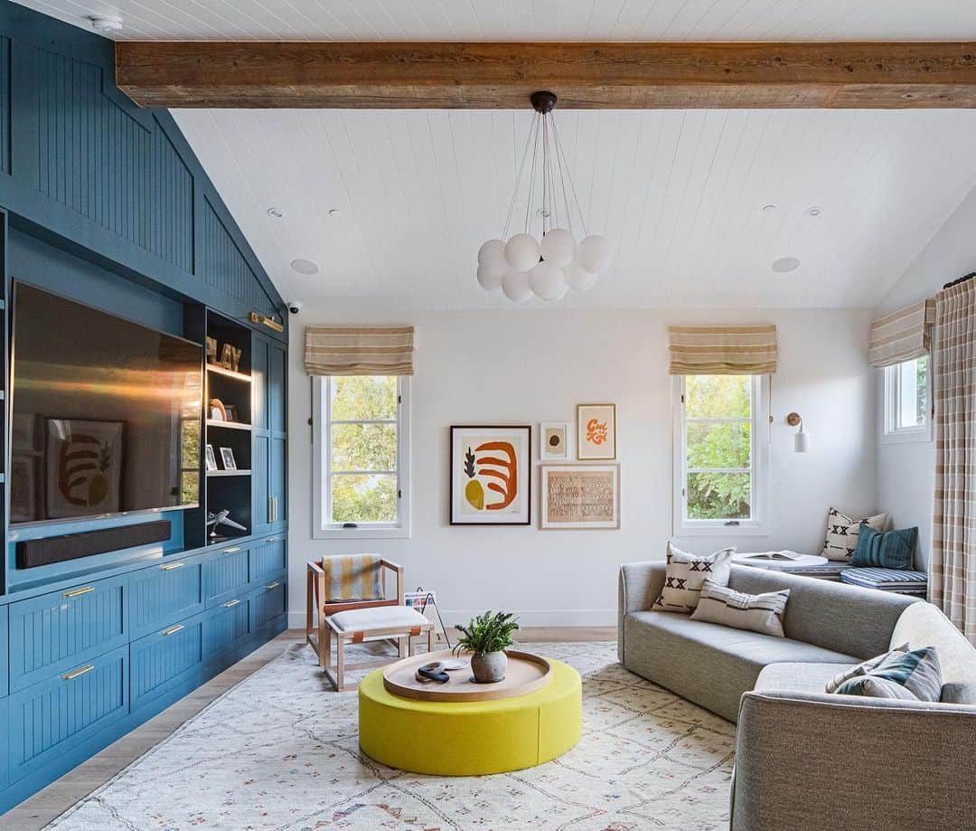 ELLE DECORさんのインスタグラム写真 - (ELLE DECORInstagram)「For designer Shannon McLaren Wilkins’ recent Newport Beach home project, the clients—an entrepreneur and his wife and two kids—hoped to strike a balance between laid-back California cool and a thoughtful sense of elegance. In the playroom, pops of blue and chartreuse energize the space, and the artwork was sourced from Tappan Collective.  Click the link in bio for the full tour. Photography: @chadmellon」1月18日 8時05分 - elledecor