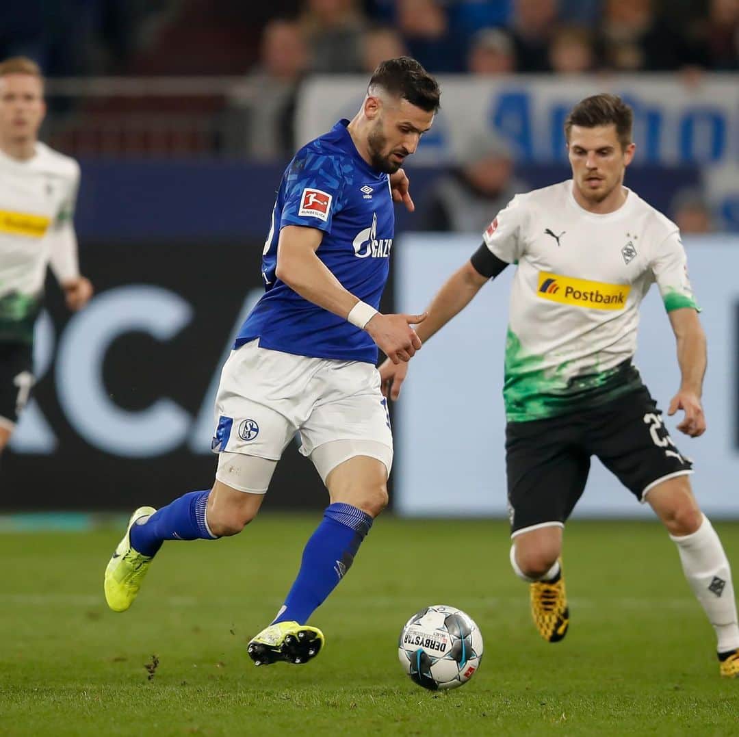 ダニエル・カリジュリのインスタグラム：「First 3 points in 2020💪🏻 #team #immerweiter #hammerstimmung #s04 #dc18 🔵⚪️」