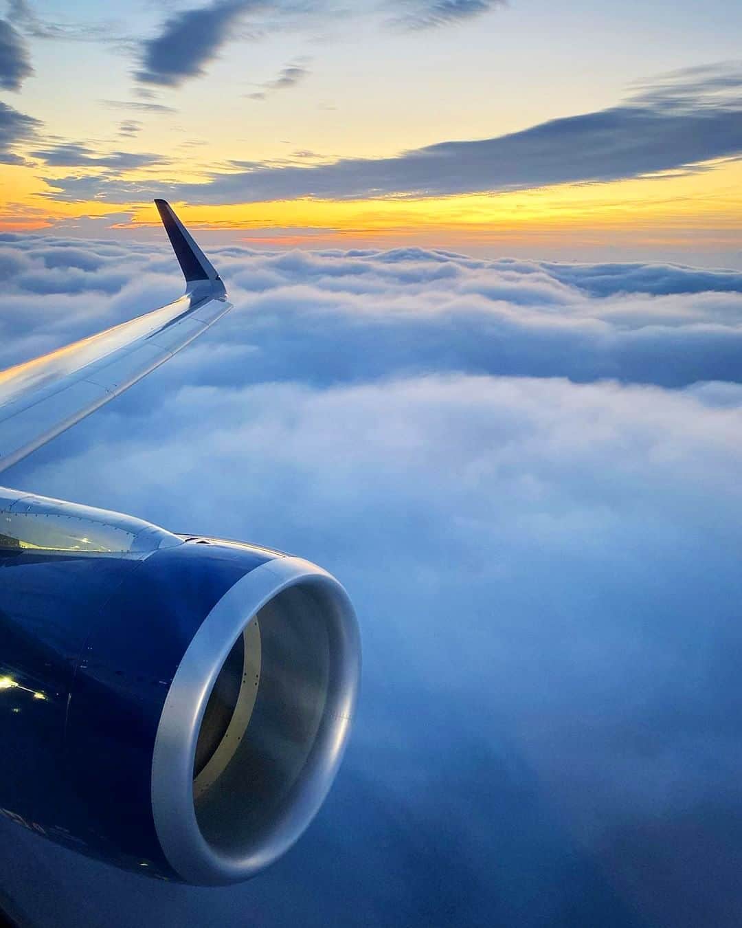 デルタ航空さんのインスタグラム写真 - (デルタ航空Instagram)「Some of our favorite sunsets happen above the clouds.  Photo: Jonathan G. - Sales Account Executive, #MSN」1月18日 8時30分 - delta