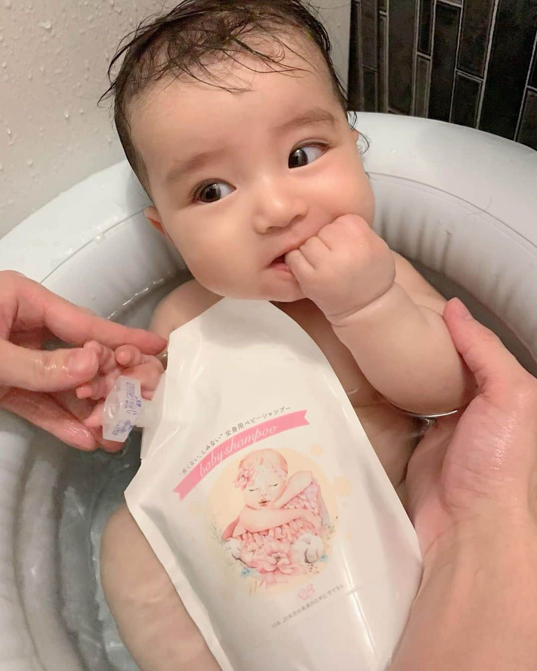 橘リンさんのインスタグラム写真 - (橘リンInstagram)「Bath time🛁 . 最近使い始めたベビーシャンプーは産後のママに特化した整体院リボディ魚住( @rebodyuozumi2 )さんが開発したもの！ . 全身用ベビーシャンプーで「口に入っても苦くない・目に入っても痛くならない、美容液成分がたっぷり配合されていて保湿力が高くて赤ちゃんの肌にとっても優しい♡ . 大人の肌より薄くて弱い赤ちゃんの肌には少し高くても良いベビーシャンプーを使ってあげたいな👶🏻 . . #rbベビーシャンプー #低刺激 #苦くない #保湿力 #オーガニック #ベビーシャンプー #ベビーソープ #赤ちゃんのいる生活 #生後5ヶ月 #5ヶ月ベビー #令和ベビー #女の子ベビー #バスタイム」1月18日 8時31分 - rincharon